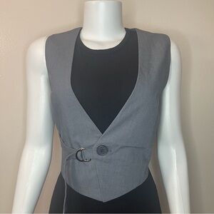 Gray single button at front vest